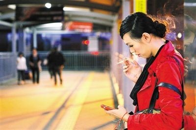 Trạm tàu điện ngầm số 3, một người mẫu nhắn tin liên hệ với đồng nghiệp cho công việc ngày mới sau khi vừa kết thúc một buổi trình diễn.
